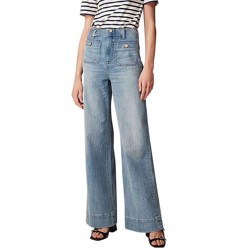 Jeans a gamba larga in denim chiaro, indossati con maglietta a righe. Moda casual donna, stile anni '70, pantaloni a vita alta.
