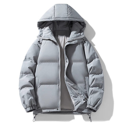 Giacca invernale imbottita grigia con cappuccio, design moderno, chiusura a zip, ideale per il freddo. Abbigliamento uomo, moda inverno.