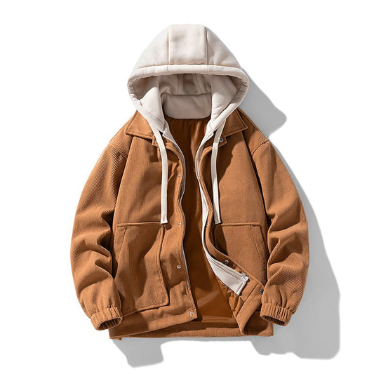 Giacca invernale marrone con cappuccio bianco, stile casual, chiusura a zip e bottoni, ideale per moda uomo autunno inverno.