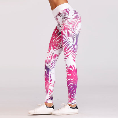 Pantaloni leggings sportivi donna con stampa foglie tropicali rosa e viola, abbinati a scarpe da ginnastica bianche. Fitness, moda activewear.