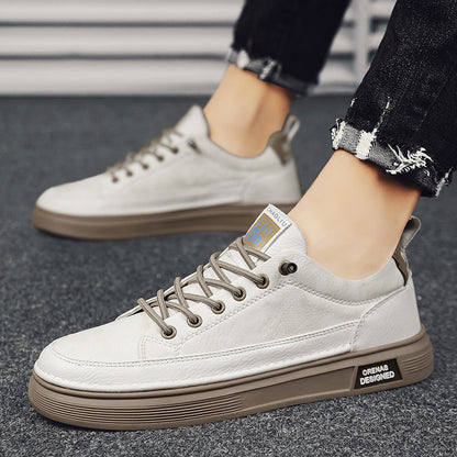 Scarpe da ginnastica bianche da uomo, suola marrone, design casual, lacci grigi, indossate con jeans strappati. Moda urbana, calzature trendy.