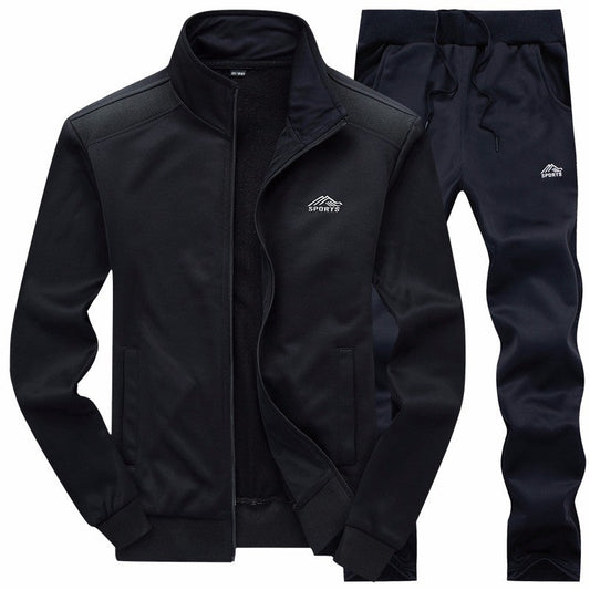 Tuta sportiva nera da uomo, giacca con zip e pantaloni con coulisse, logo bianco, abbigliamento fitness, moda casual, tessuto traspirante.