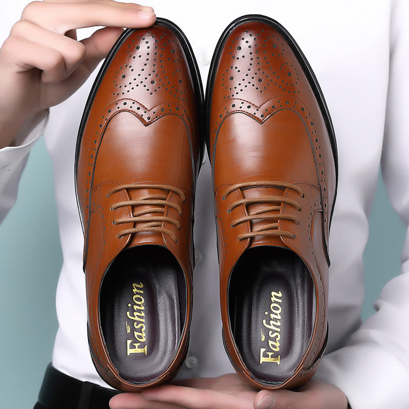 Scarpe eleganti uomo in pelle marrone, stile brogue, con dettagli traforati e lacci. Ideali per abbigliamento formale e moda maschile.