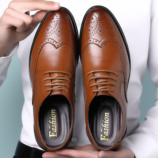 Scarpe eleganti uomo in pelle marrone, stile brogue, con dettagli traforati e lacci. Ideali per abbigliamento formale e moda maschile.