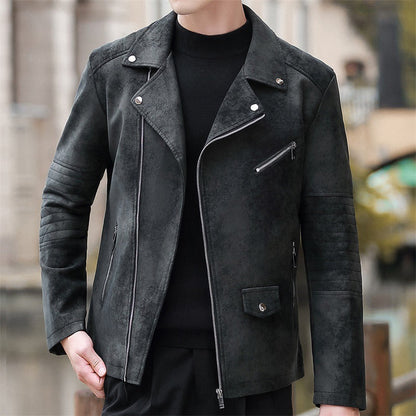 Giacca in pelle nera da uomo, stile motociclista, con zip e tasche, indossata su maglione nero. Moda maschile autunnale, look casual ed elegante.
