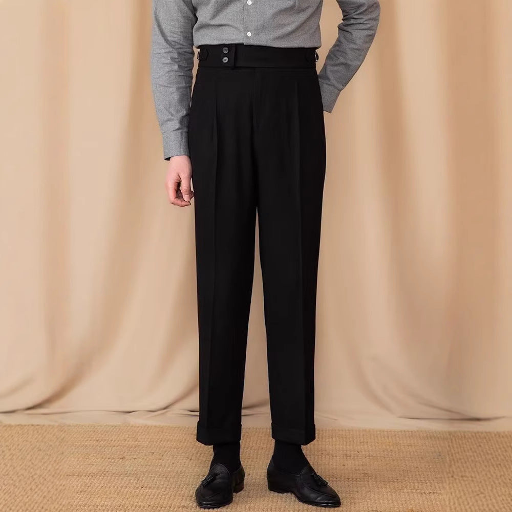 Pantaloni neri eleganti da uomo, vita alta con bottoni, abbinati a camicia grigia. Moda maschile classica, abbigliamento formale.