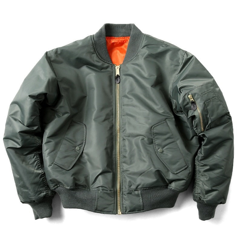 Giacca bomber verde militare con zip dorata, tasche laterali e fodera arancione. Moda uomo, abbigliamento casual, stile urbano.