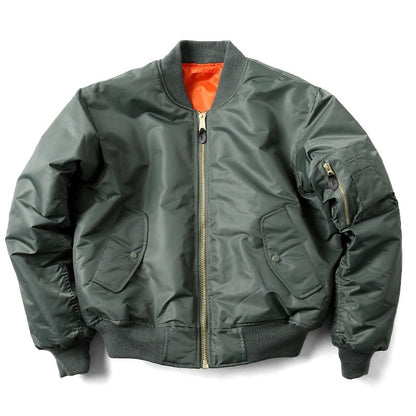 Giacca bomber verde militare con zip dorata, tasche laterali e fodera arancione. Moda uomo, abbigliamento casual, stile urbano.