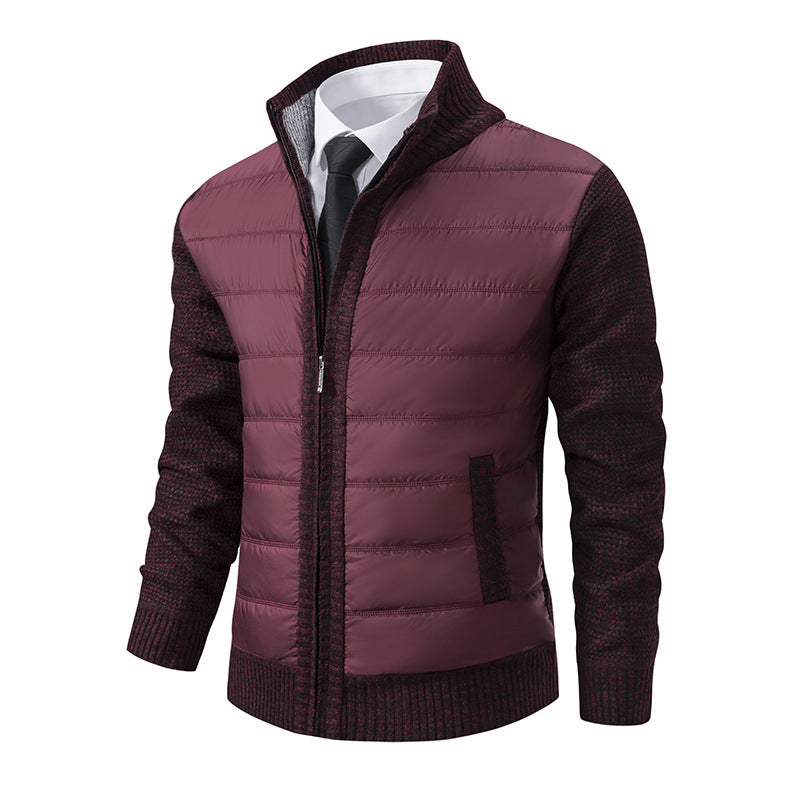 Giacca imbottita bordeaux da uomo con maniche in maglia nera, zip frontale, colletto rialzato, abbinata a camicia bianca e cravatta nera.