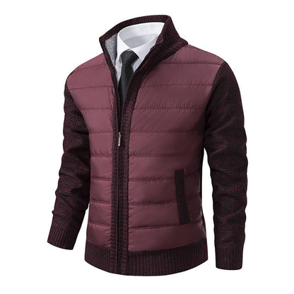 Giacca imbottita bordeaux da uomo con maniche in maglia nera, zip frontale, colletto rialzato, abbinata a camicia bianca e cravatta nera.