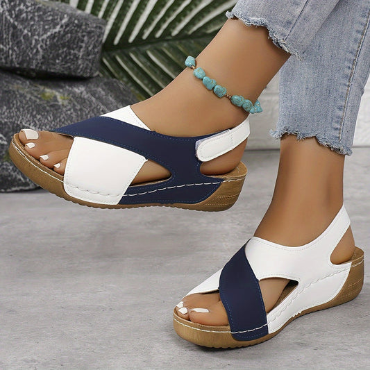 Sandali donna estivi bicolore blu e bianco con zeppa in legno, indossati con jeans strappati e cavigliera turchese. Moda casual estiva.