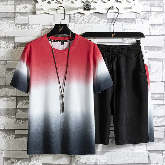 Completo estivo uomo: maglietta sfumata rosso-bianco-nero e pantaloncini neri. Moda casual, abbigliamento estivo, tendenza 2023.