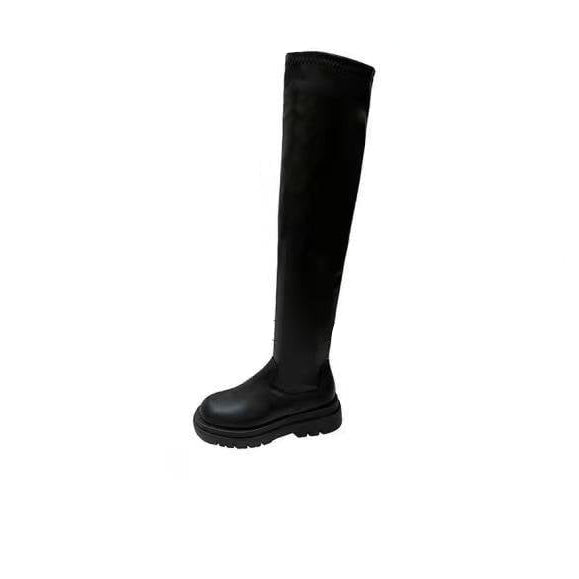 Stivale nero sopra il ginocchio in pelle, suola robusta. Calzatura elegante e moderna per moda autunno inverno. Accessorio di tendenza.