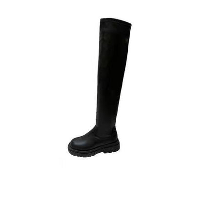 Stivale nero sopra il ginocchio in pelle, suola robusta. Calzatura elegante e moderna per moda autunno inverno. Accessorio di tendenza.