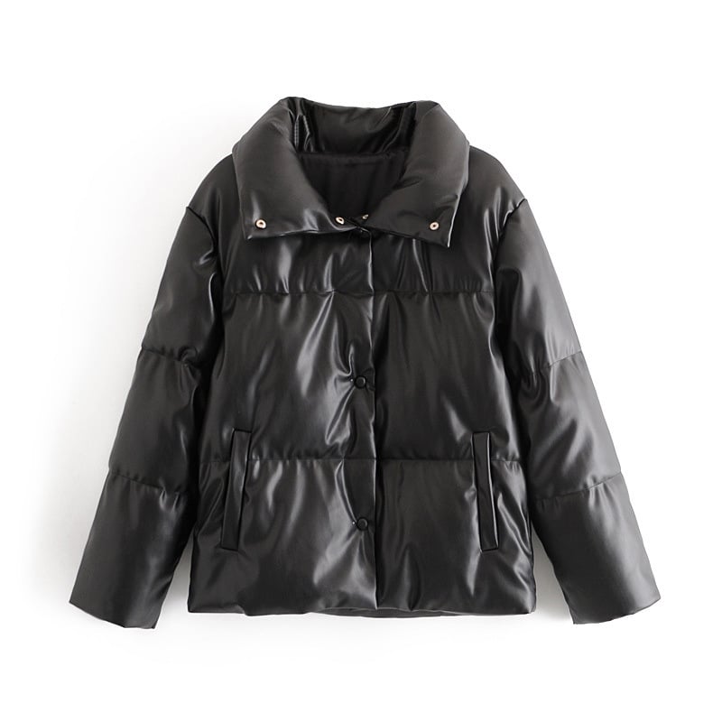 Giacca invernale imbottita nera, design trapuntato, chiusura a bottoni, colletto alto. Moda uomo, abbigliamento caldo, stile casual.