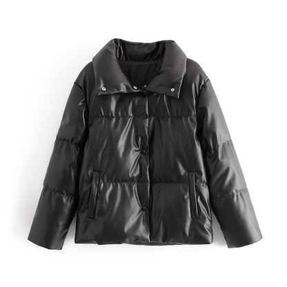 Giacca invernale imbottita nera, design trapuntato, chiusura a bottoni, colletto alto. Moda uomo, abbigliamento caldo, stile casual.