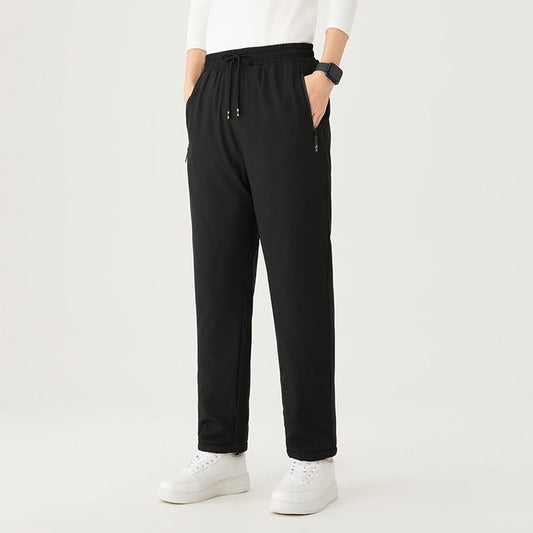 Pantaloni sportivi neri da uomo, con tasche e coulisse, indossati con scarpe bianche. Ideali per attività sportive e tempo libero.