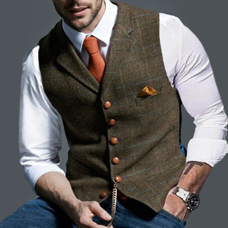 Gilet uomo elegante in tweed marrone, camicia bianca, cravatta arancione, orologio da polso, fazzoletto da taschino giallo. Moda maschile classica.