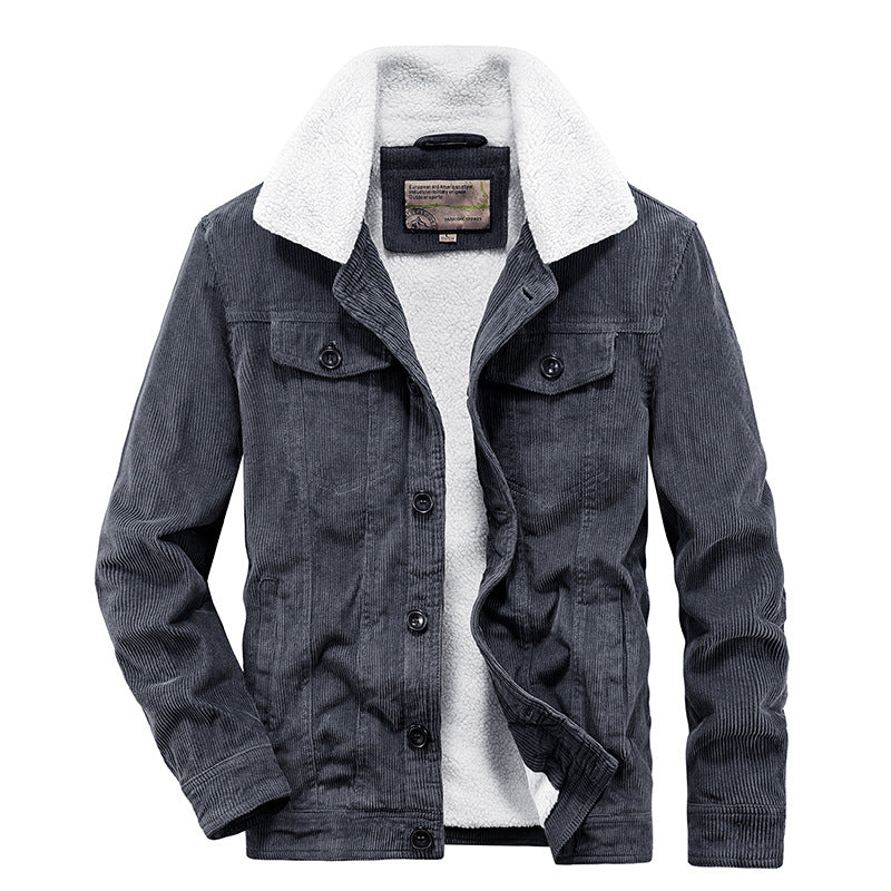 Giacca di jeans grigia con fodera in pelliccia sintetica bianca, colletto ampio, bottoni frontali, tasche sul petto. Moda uomo autunno inverno.