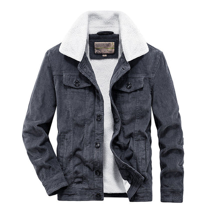 Giacca di jeans grigia con fodera in pelliccia sintetica bianca, colletto ampio, bottoni frontali, tasche sul petto. Moda uomo autunno inverno.