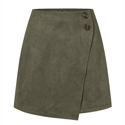 Gonna corta verde oliva in tessuto scamosciato con chiusura a due bottoni. Design elegante e moderno, perfetto per moda autunnale.