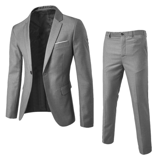 Completo elegante da uomo grigio, giacca monopetto e pantaloni abbinati, ideale per cerimonie e ufficio. Tessuto di alta qualità, taglio moderno.