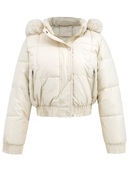 Giacca invernale imbottita bianca con cappuccio e pelliccia sintetica, chiusura a zip e bottoni, tasche laterali, stile casual e caldo.