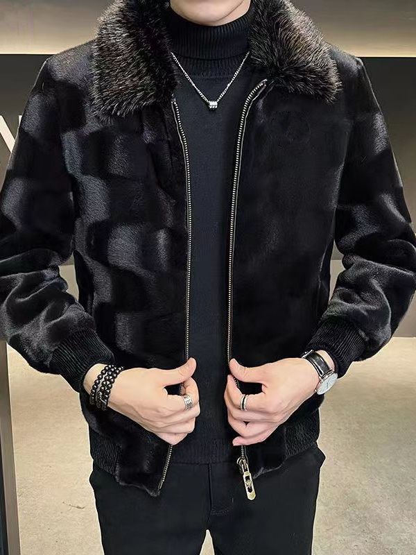 Giacca in pelliccia sintetica nera con colletto in pelliccia, indossata su dolcevita nero. Moda uomo elegante, stile invernale, accessori minimal.