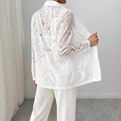 Giacca in pizzo bianco trasparente da donna, elegante e moderna, perfetta per outfit estivi. Design floreale, maniche lunghe, stile sofisticato.