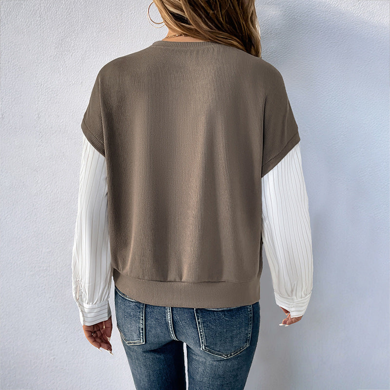 Donna di spalle con maglia marrone a maniche lunghe bianche e jeans. Moda casual autunnale, abbigliamento femminile trendy.