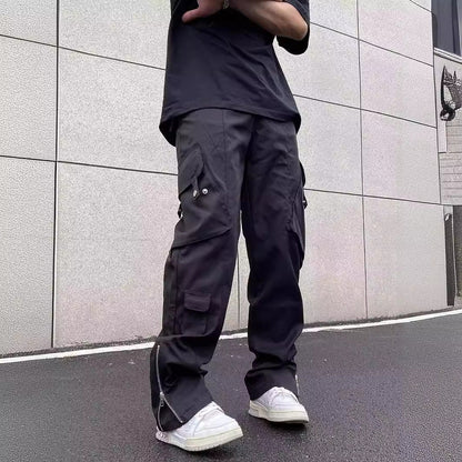 Uomo in pantaloni cargo neri e scarpe da ginnastica bianche su sfondo urbano. Moda streetwear, abbigliamento casual maschile.