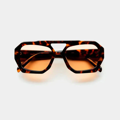 Occhiali da sole tartarugati con montatura geometrica e lenti marroni, design moderno. Accessorio moda unisex, stile retrò chic.