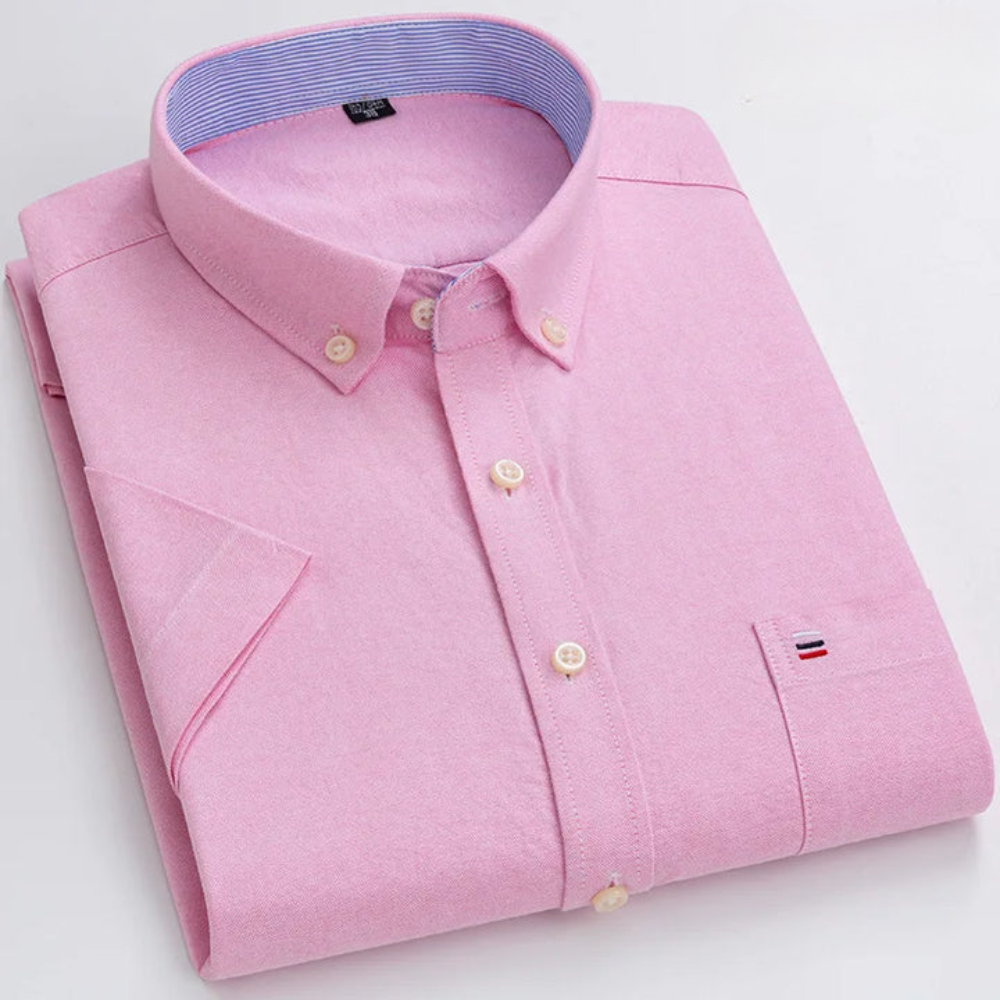 Camicia uomo rosa piegata, colletto button-down, manica lunga, taschino frontale, tessuto cotone, stile casual elegante, moda maschile.