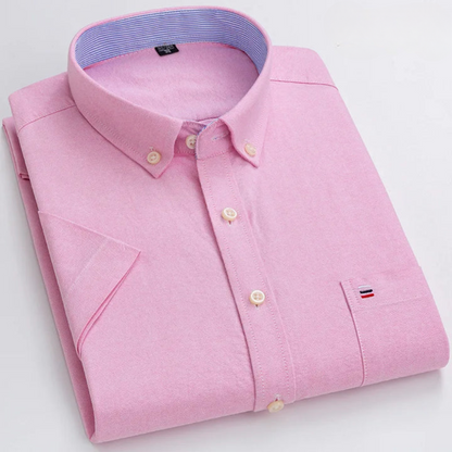 Camicia uomo rosa piegata, colletto button-down, manica lunga, taschino frontale, tessuto cotone, stile casual elegante, moda maschile.