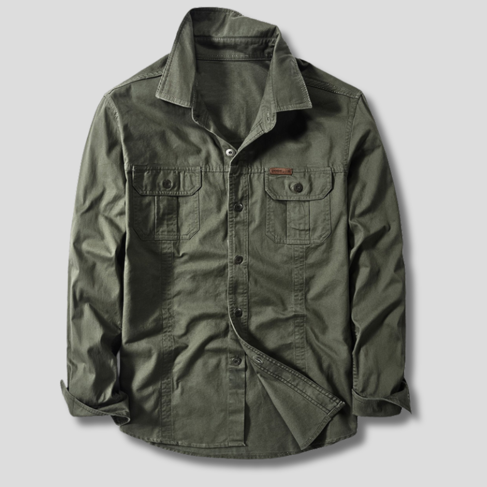 Camicia verde militare da uomo in cotone, maniche lunghe, con tasche frontali e bottoni, stile casual, ideale per moda autunnale e primaverile.