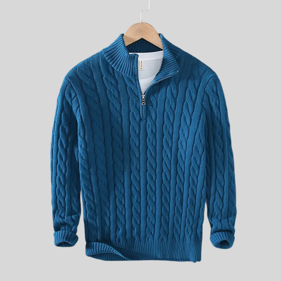 Maglione blu a trecce con zip, appeso su gruccia. Design elegante, ideale per moda invernale. Maglione uomo caldo e confortevole.