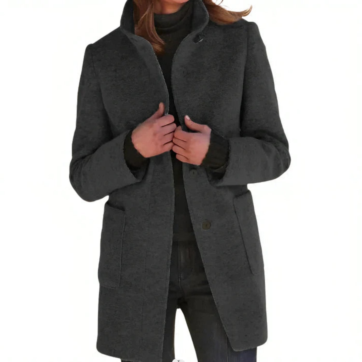 Cappotto donna invernale grigio scuro, elegante e caldo, con tasche frontali e chiusura a bottoni. Ideale per moda autunno-inverno.