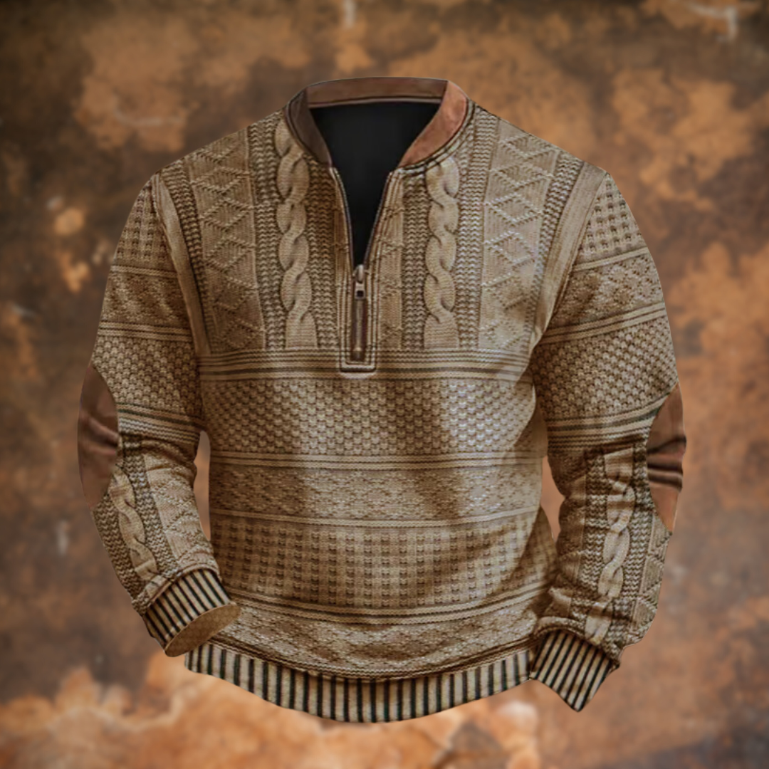 Maglione invernale beige con motivo a trecce, zip frontale e toppe sui gomiti, su sfondo marrone. Maglione caldo e alla moda per l'inverno.