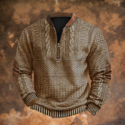 Maglione invernale beige con motivo a trecce, zip frontale e toppe sui gomiti, su sfondo marrone. Maglione caldo e alla moda per l'inverno.