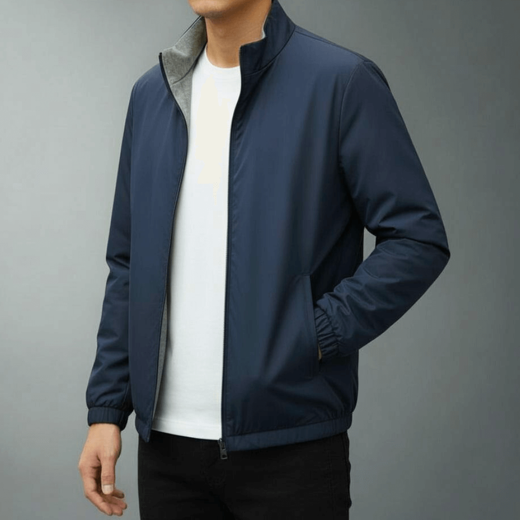 Giacca blu uomo, stile casual, con zip, indossata su maglietta bianca. Moda maschile, abbigliamento autunnale, giacca leggera elegante.