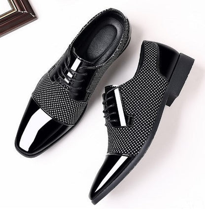 Scarpe eleganti da uomo in pelle nera lucida e tessuto intrecciato bianco e nero, design moderno, suola in gomma, perfette per eventi formali.