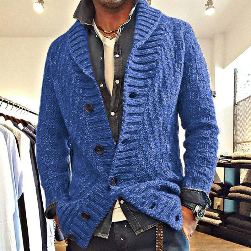 Uomo con cardigan blu a maglia grossa, indossato sopra camicia e jeans, in negozio di abbigliamento. Moda maschile, stile casual elegante.
