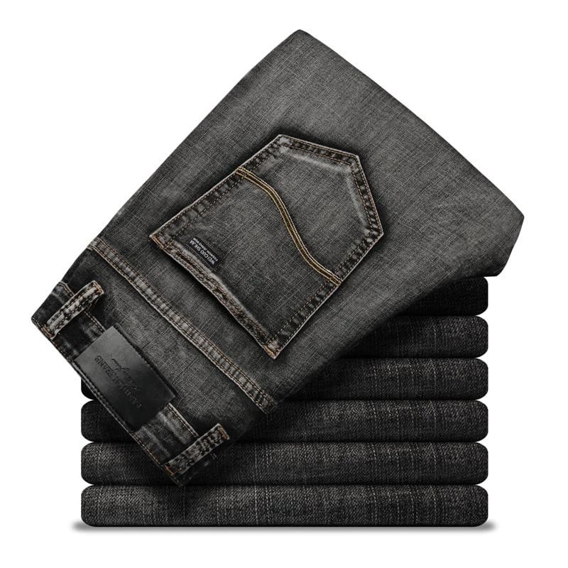 Jeans neri piegati, tasca posteriore visibile, etichetta in pelle, stile casual, moda uomo, denim di alta qualità, abbigliamento moderno.