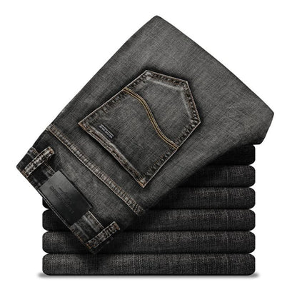 Jeans neri piegati, tasca posteriore visibile, etichetta in pelle, stile casual, moda uomo, denim di alta qualità, abbigliamento moderno.