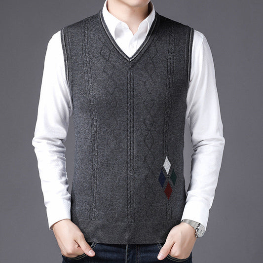 Gilet grigio in maglia con motivo a rombi, indossato su camicia bianca. Moda uomo elegante, abbigliamento autunnale, stile casual chic.