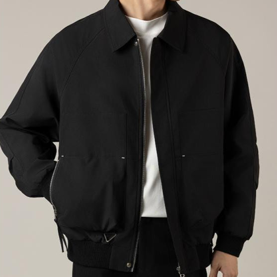 Giacca nera uomo, stile casual, con cerniera frontale e colletto classico. Moda maschile, abbigliamento autunnale, tendenze giacche 2023.