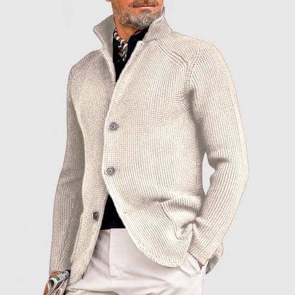 Giacca cardigan uomo beige elegante, maglia a coste, bottoni frontali, stile casual chic, moda maschile autunno inverno, outfit sofisticato.