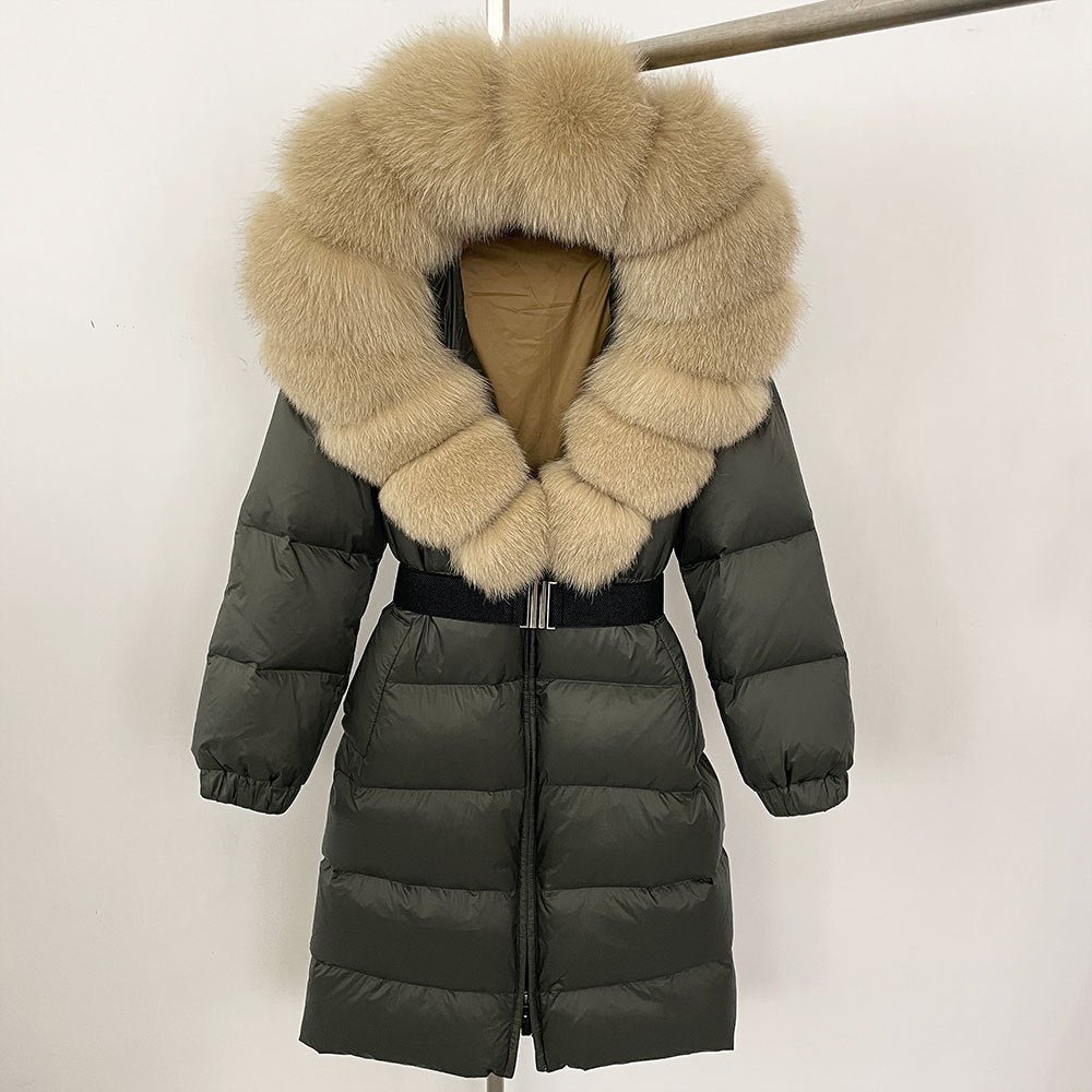 Cappotto invernale lungo verde con cappuccio in pelliccia sintetica beige, imbottitura trapuntata, chiusura a zip, moda donna, abbigliamento caldo.