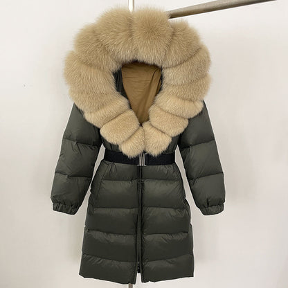 Cappotto invernale lungo verde con cappuccio in pelliccia sintetica beige, imbottitura trapuntata, chiusura a zip, moda donna, abbigliamento caldo.