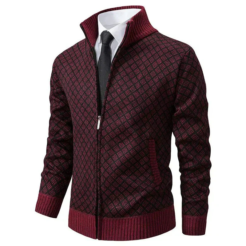 Giacca cardigan uomo elegante, motivo a rombi rosso e nero, chiusura zip, colletto alto, abbinata a camicia bianca e cravatta nera.